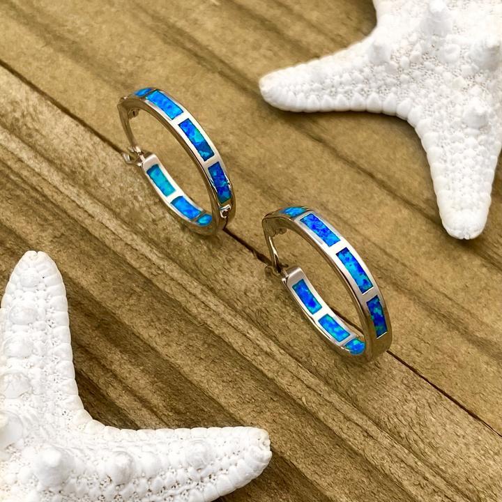 Elegante sølvøreringe med opal i havstil