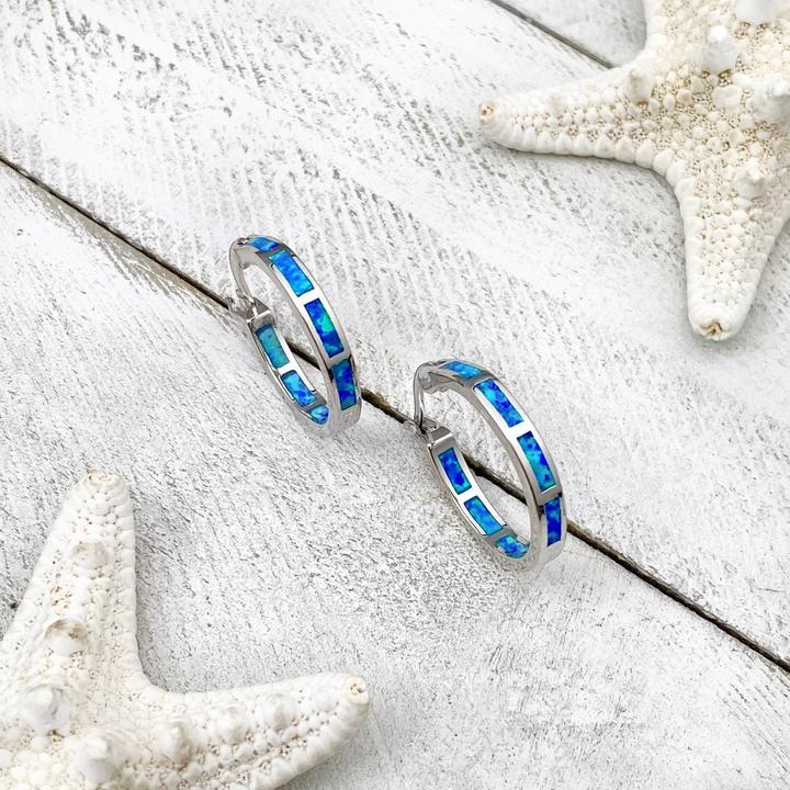 Elegante sølvøreringe med opal i havstil