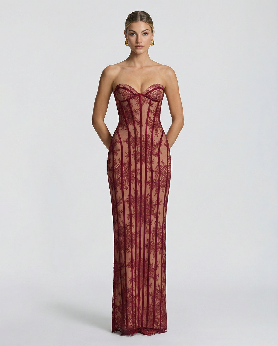 Stropløs maxikjole med blomsterblonde og korset