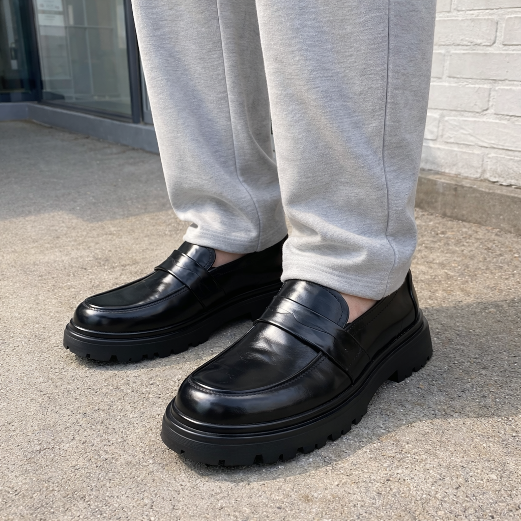 Herreloafers i læder med penny-rem og mock-toe-mønster
