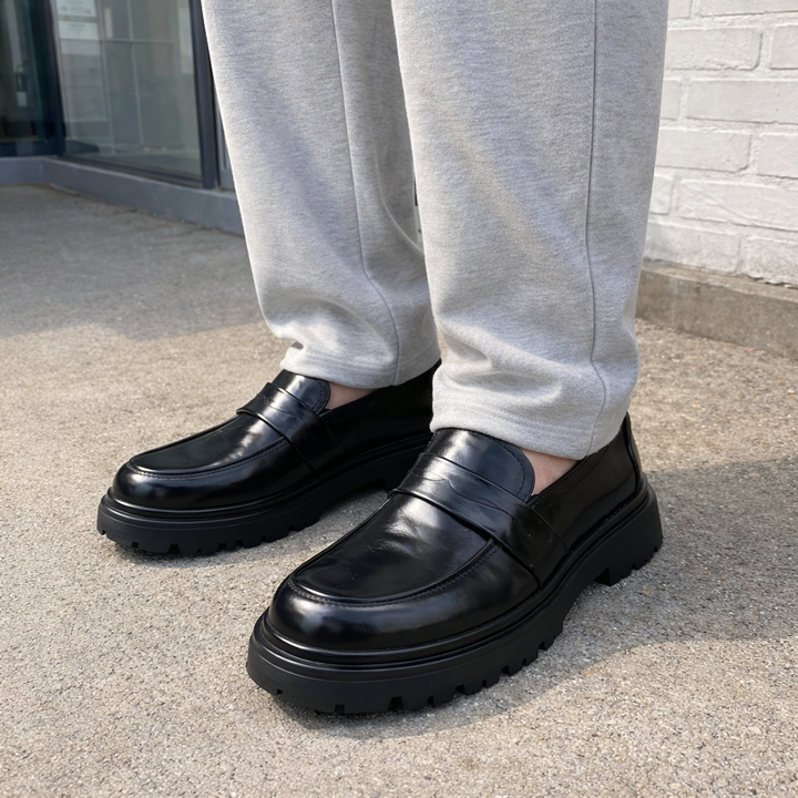 Herreloafers i læder med penny-rem og mock-toe-mønster
