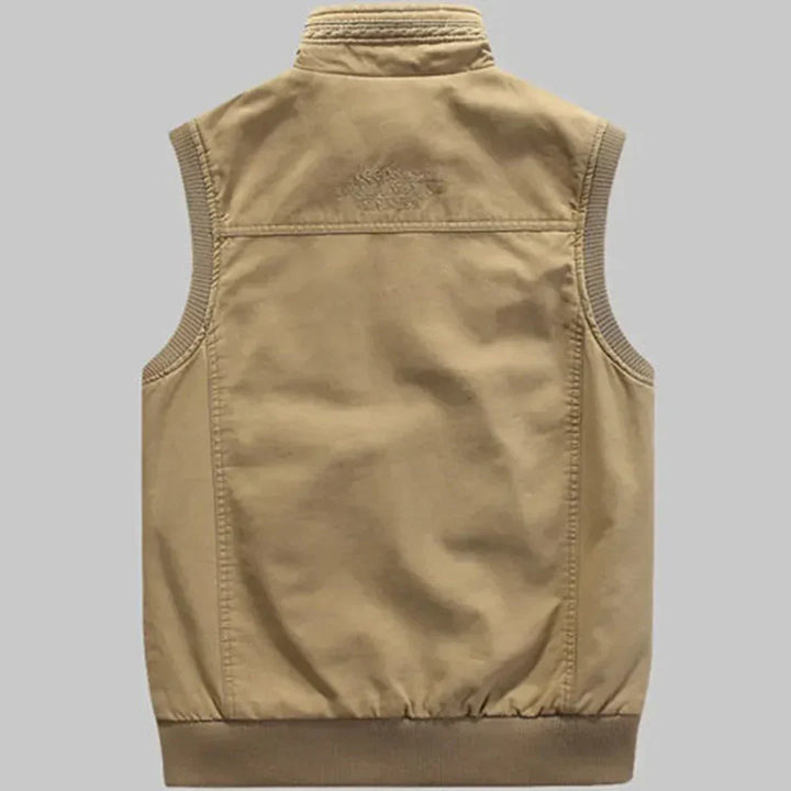 Funktionel herrevest med flere lommer