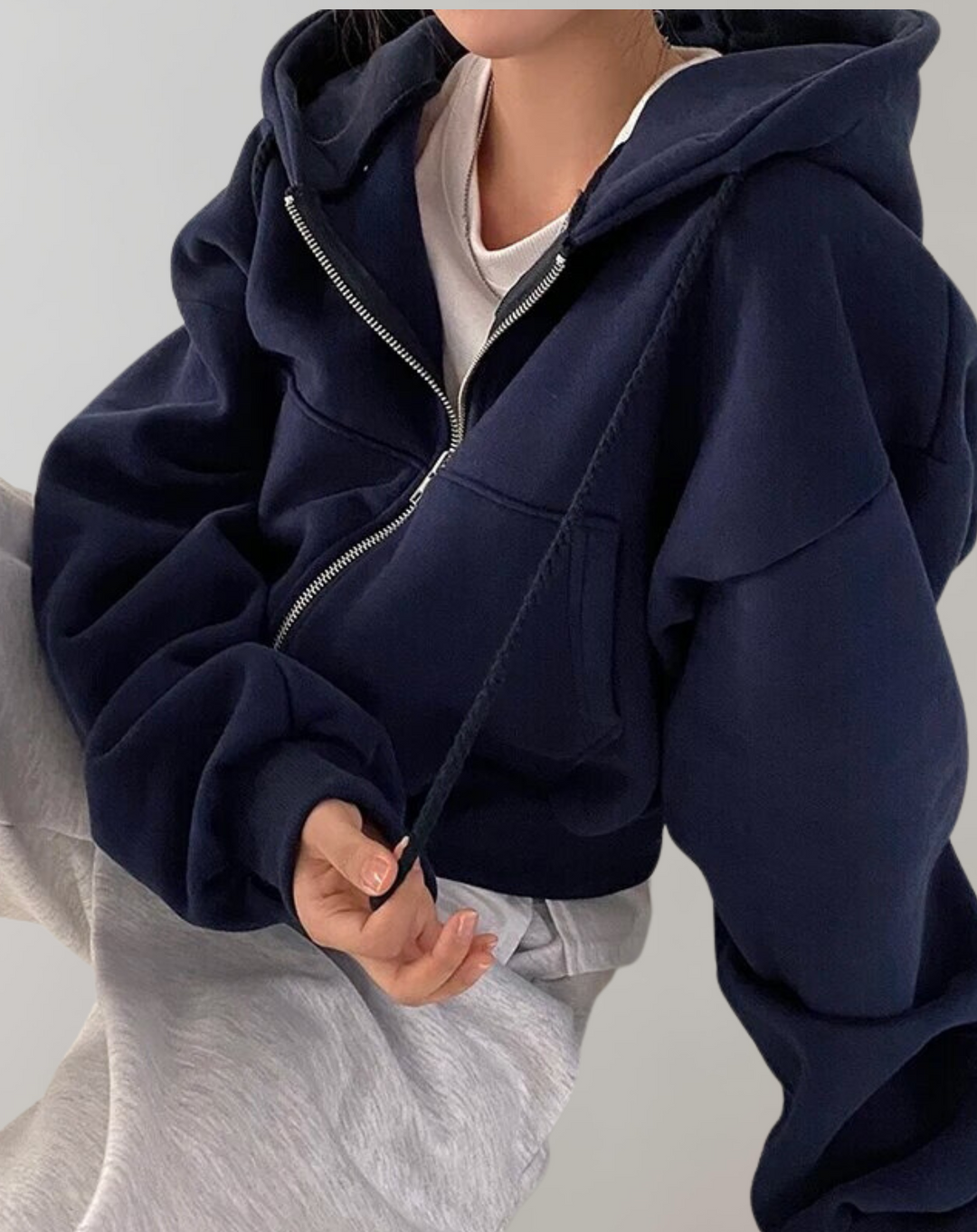 Hoodie til damer med lynlås og hætte med snoretræk samt ribbede manchetter