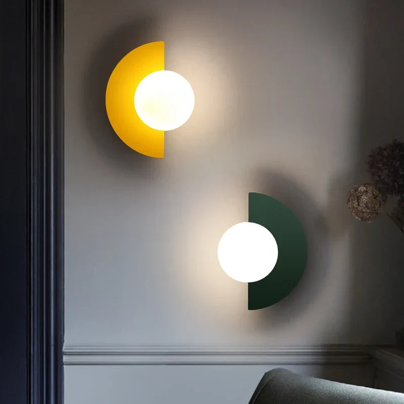 Moderne LED-væglampe i geometrisk halvcirkelstil