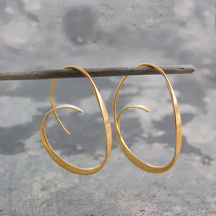 Elegante guldøreringe med en raffineret spiralform