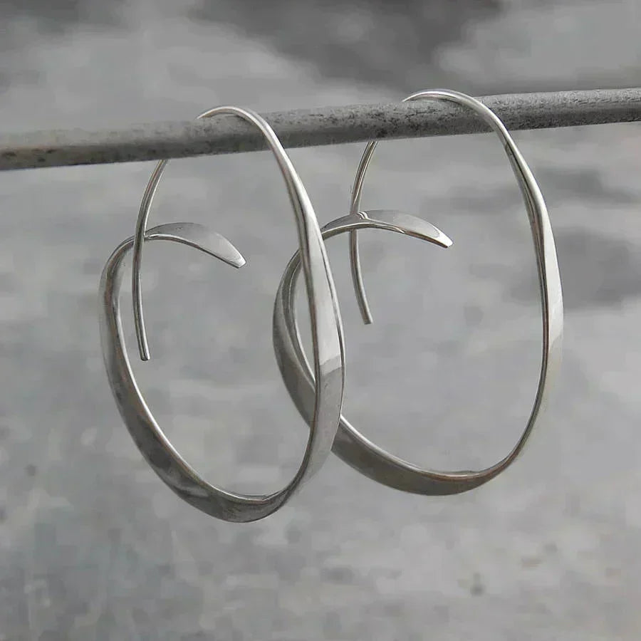 Elegante guldøreringe med en raffineret spiralform