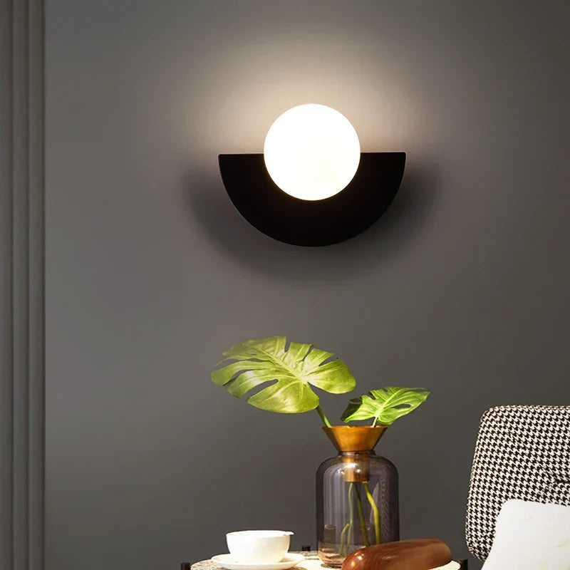 Moderne LED-væglampe i geometrisk halvcirkelstil