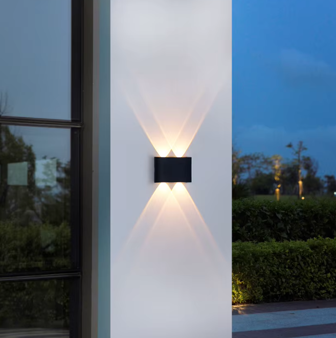 Moderne vægarmatur til indendørs og udendørs brug – Minimalistisk LED-spotlight