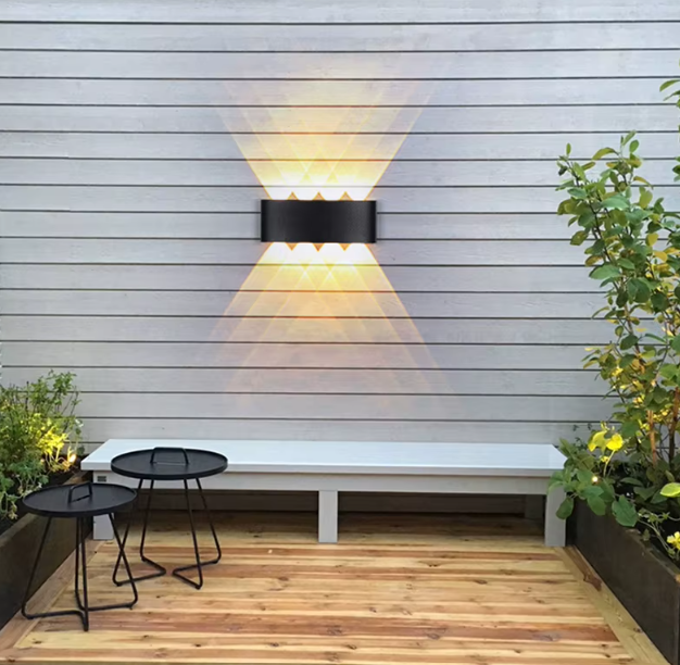 Moderne vægarmatur til indendørs og udendørs brug – Minimalistisk LED-spotlight