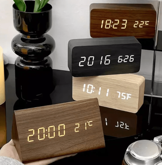 WoodSense LED-ur i træ – stemmestyring & stil til ethvert rum