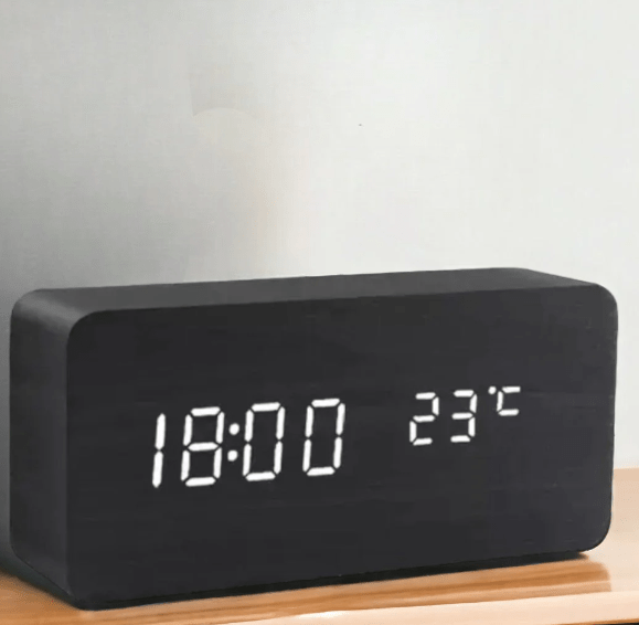 WoodSense LED-ur i træ – stemmestyring & stil til ethvert rum