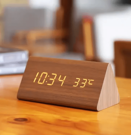 WoodSense LED-ur i træ – stemmestyring & stil til ethvert rum
