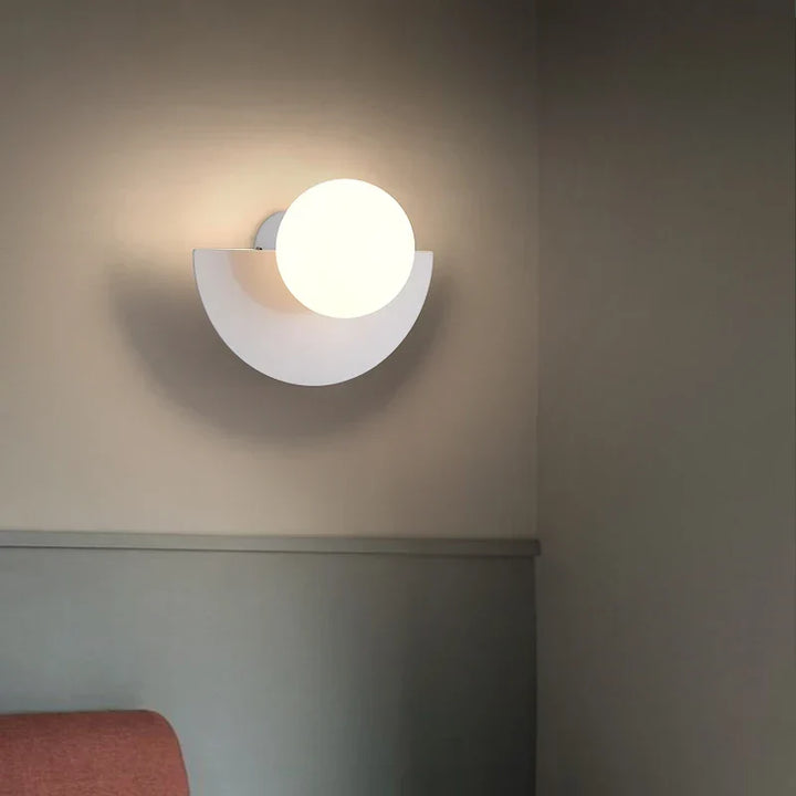Moderne LED-væglampe i geometrisk halvcirkelstil