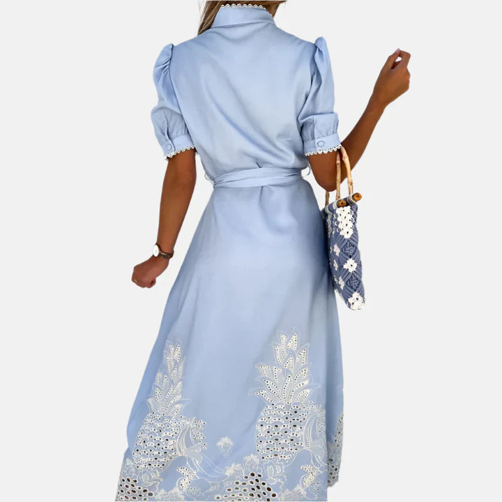 Broderet blå kjole til kvinder med elegante detaljer