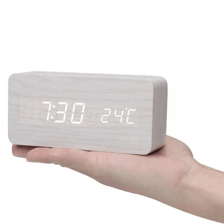 WoodSense LED-ur i træ – stemmestyring & stil til ethvert rum
