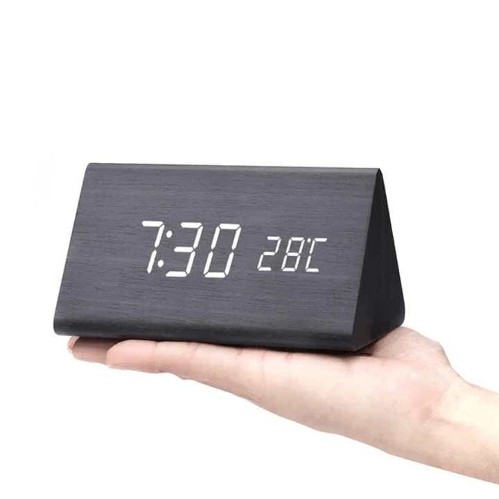 WoodSense LED-ur i træ – stemmestyring & stil til ethvert rum