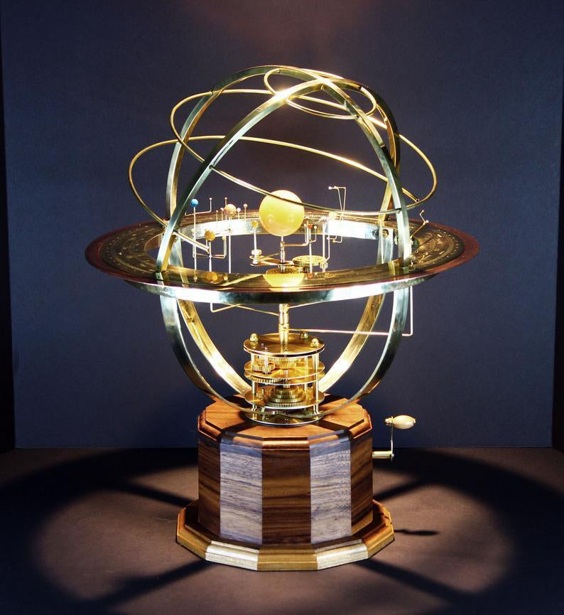 Stort orrery-model af solsystemet – detaljeret gengivelse af planeterne