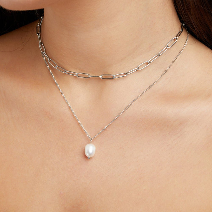 Elegant sølvhalskæde med perler