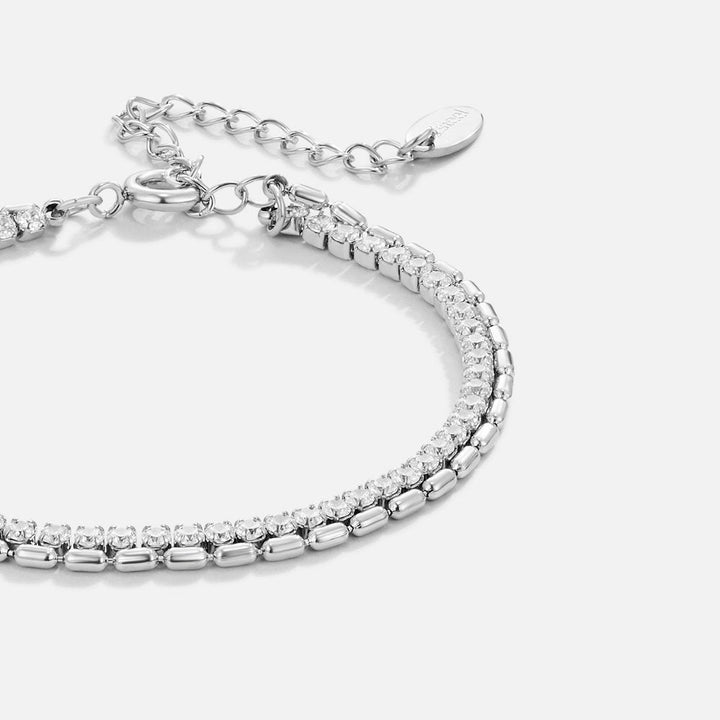 Elegant sølvarmbånd med funklende krystaller