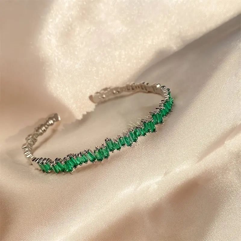 Elegant armbånd i hvidguld med raffinerede detaljer