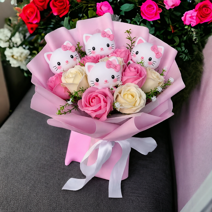 Bouquet af farverige kunstige blomster med Kitty-figurer til gaver og dekoration