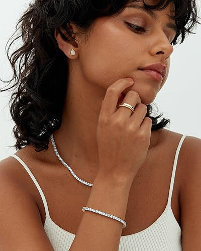 Elegant tennisarmbånd i hvidguld med raffineret glans