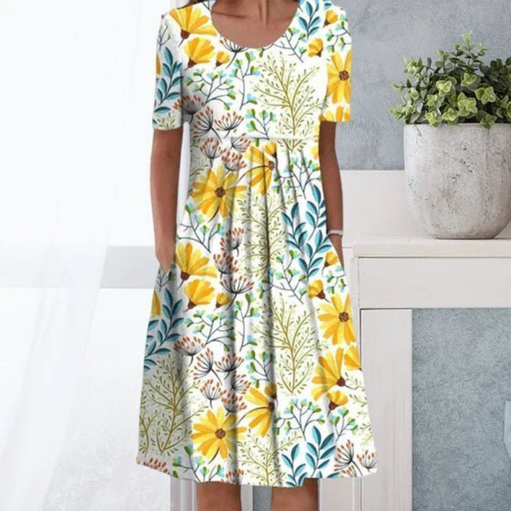 https://cdn.shopify.com/s/files/1/0575/0731/5784/files/blomstret-maxi-kjole-i-gul-og-lysebla-elegant-og-afslappet-stil-perfekt-til-bade-formelle-og-afslapp-2.jpg?v=1748707527