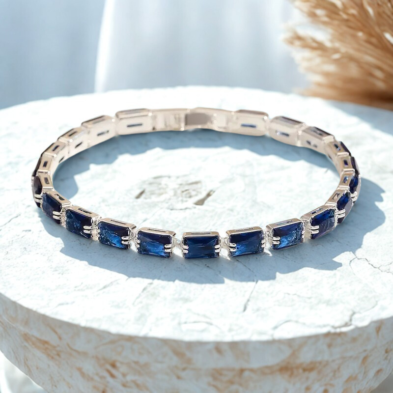 Elegant armbånd i hvidguld med raffinerede detaljer