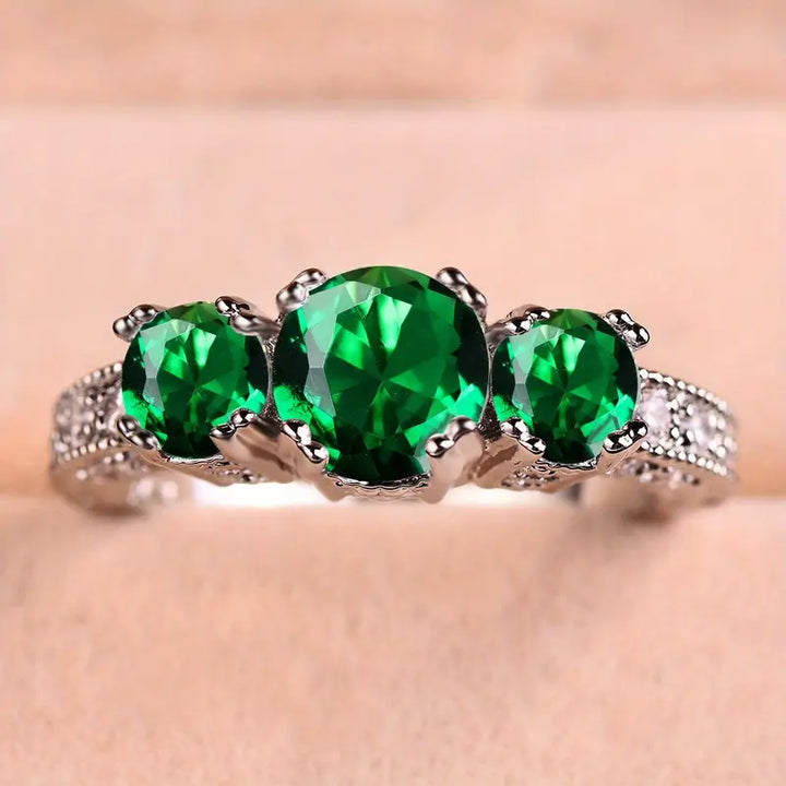 Elegant ring i hvidguld med raffineret design
