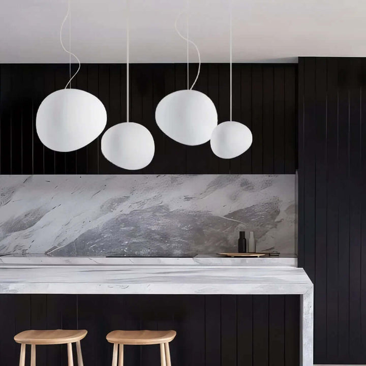 Pendellampe i hvid sten - moderne og minimalistisk