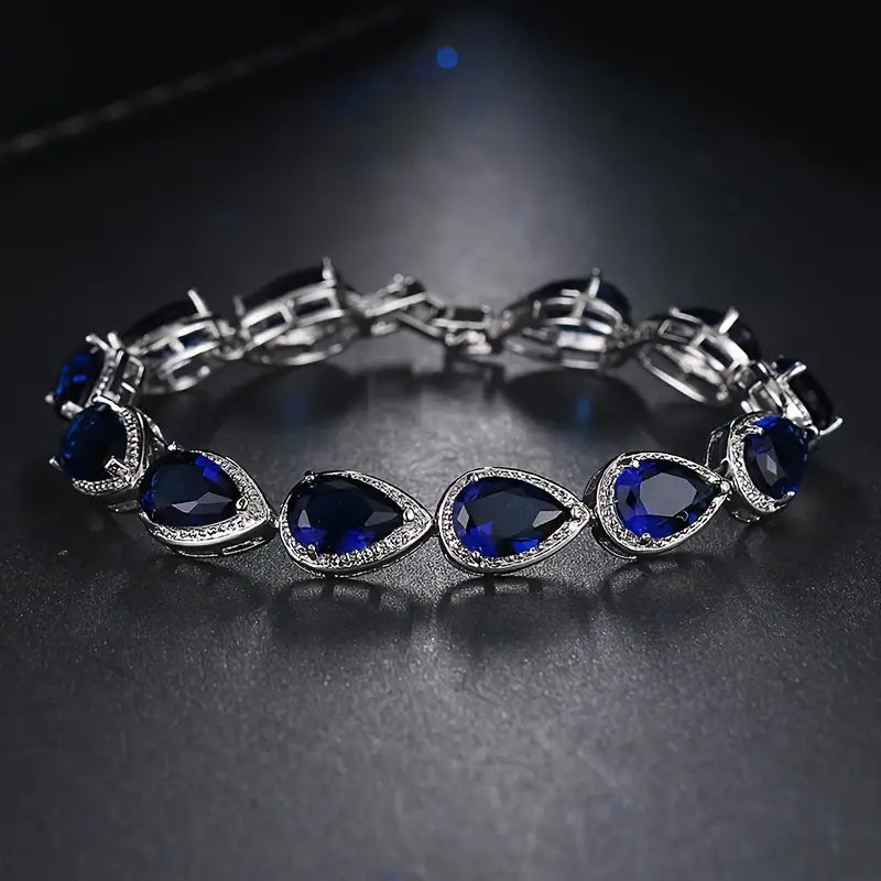 Raffineret armbånd i hvidguld med delikate detaljer