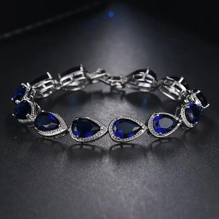 Raffineret armbånd i hvidguld med delikate detaljer