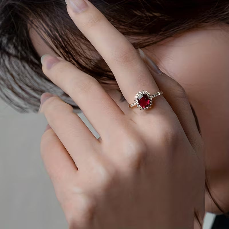 Elegant guldring med rød zirkonia