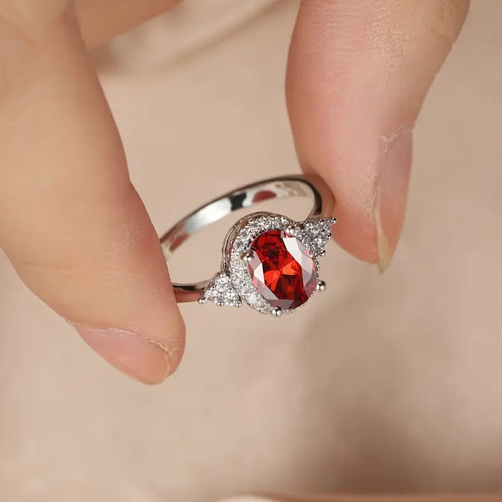 Elegant ring i hvidguld med diskret zirkoniadetalje