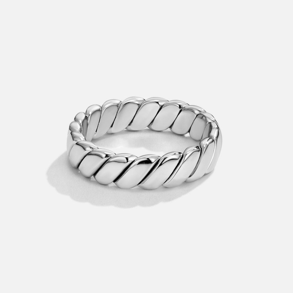 Elegant sølvring med et raffineret twist