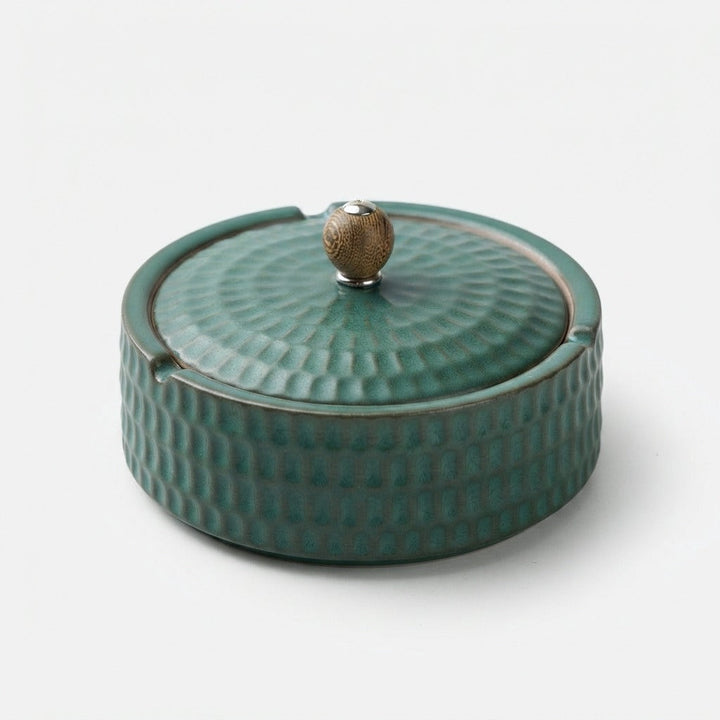 Håndlavet askebæger af keramik med trælåg, 12,5 cm