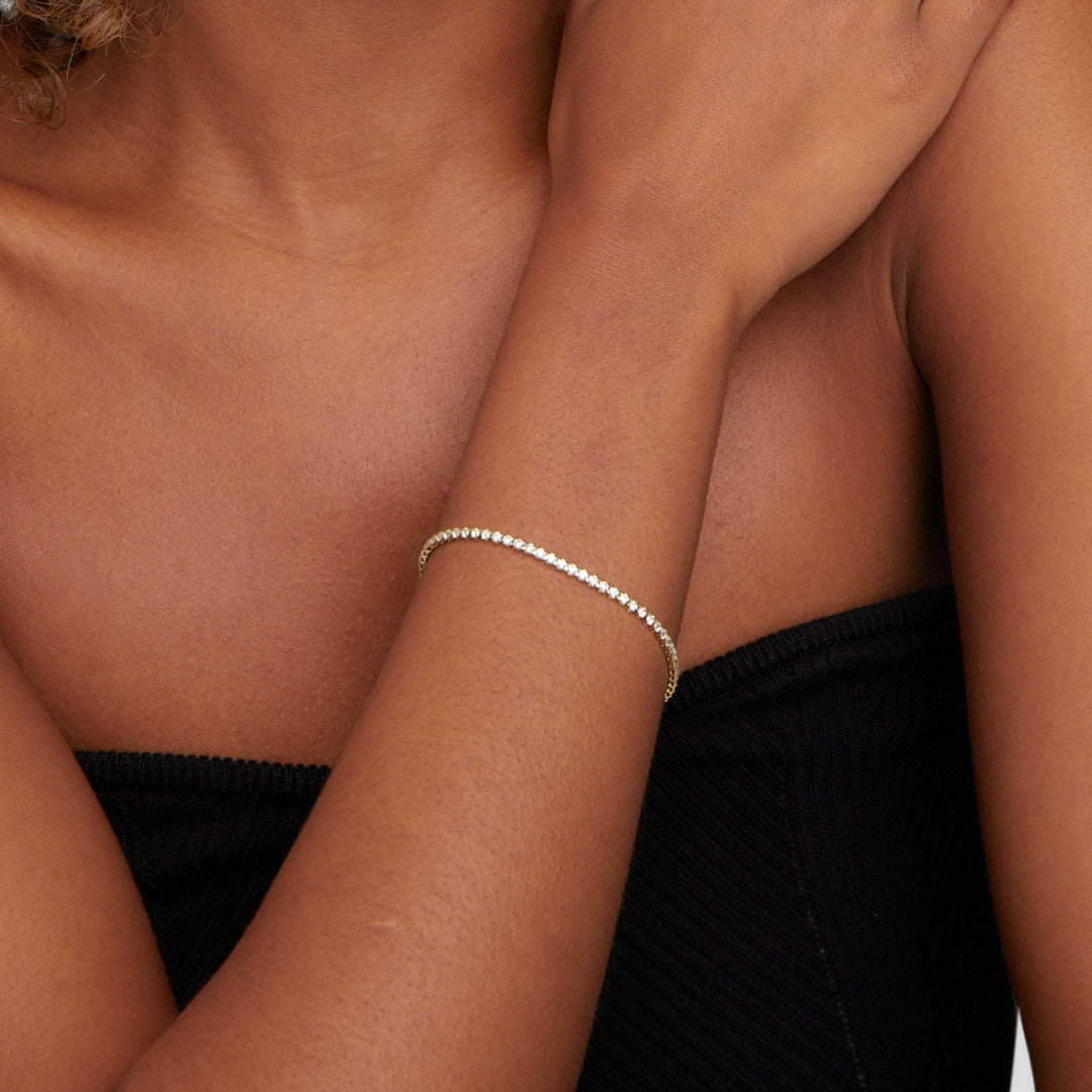 Elegant tennisarmbånd i sølv med diskret zirkonia