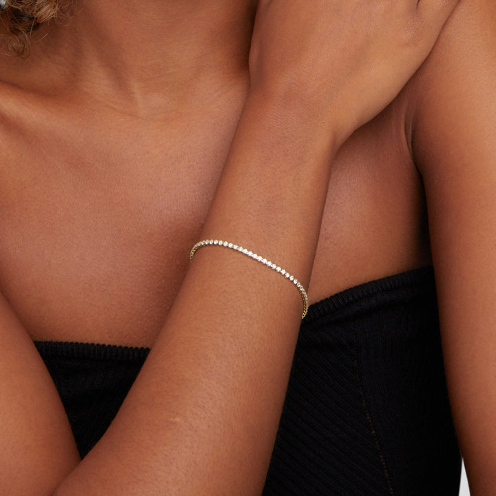 Elegant tennisarmbånd i sølv med diskret zirkonia