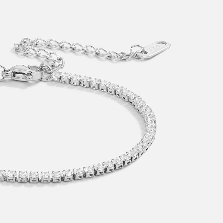 Elegant tennisarmbånd i sølv med diskret zirkonia