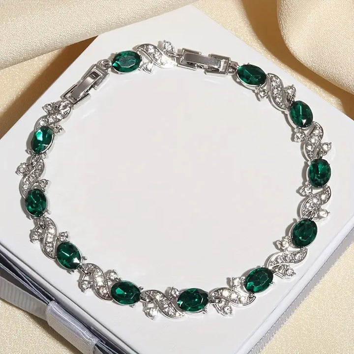 Elegant armbånd i hvidguld med raffinerede detaljer