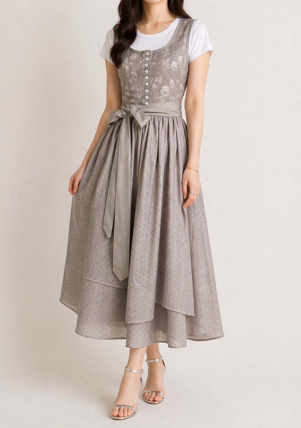 Dame-dirndl med lynlås, blondeærmer og taljebånd.