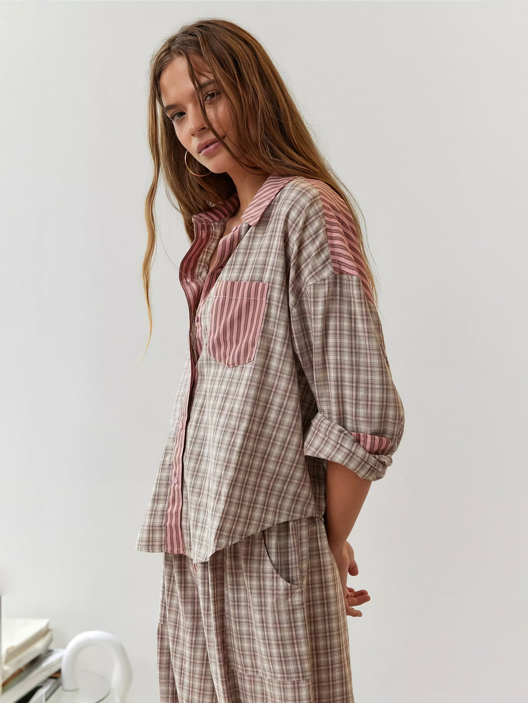 Pyjamassæt til damer med skjorte med knapper og bukser med elastisk linning