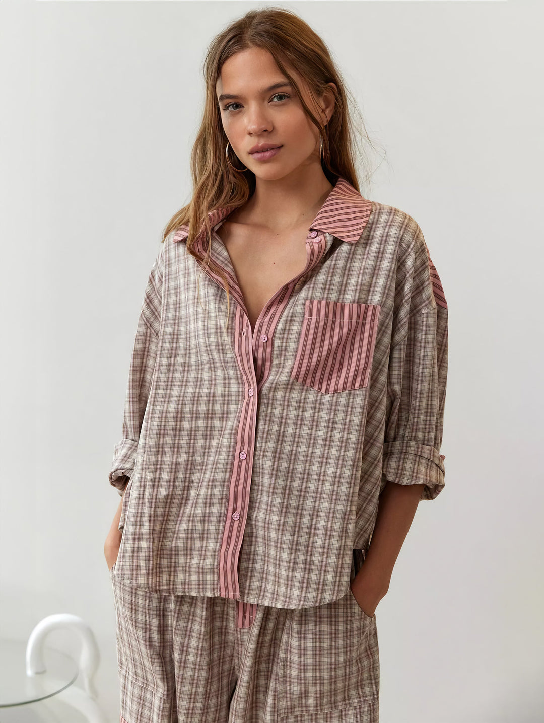 Pyjamassæt til damer med skjorte med knapper og bukser med elastisk linning