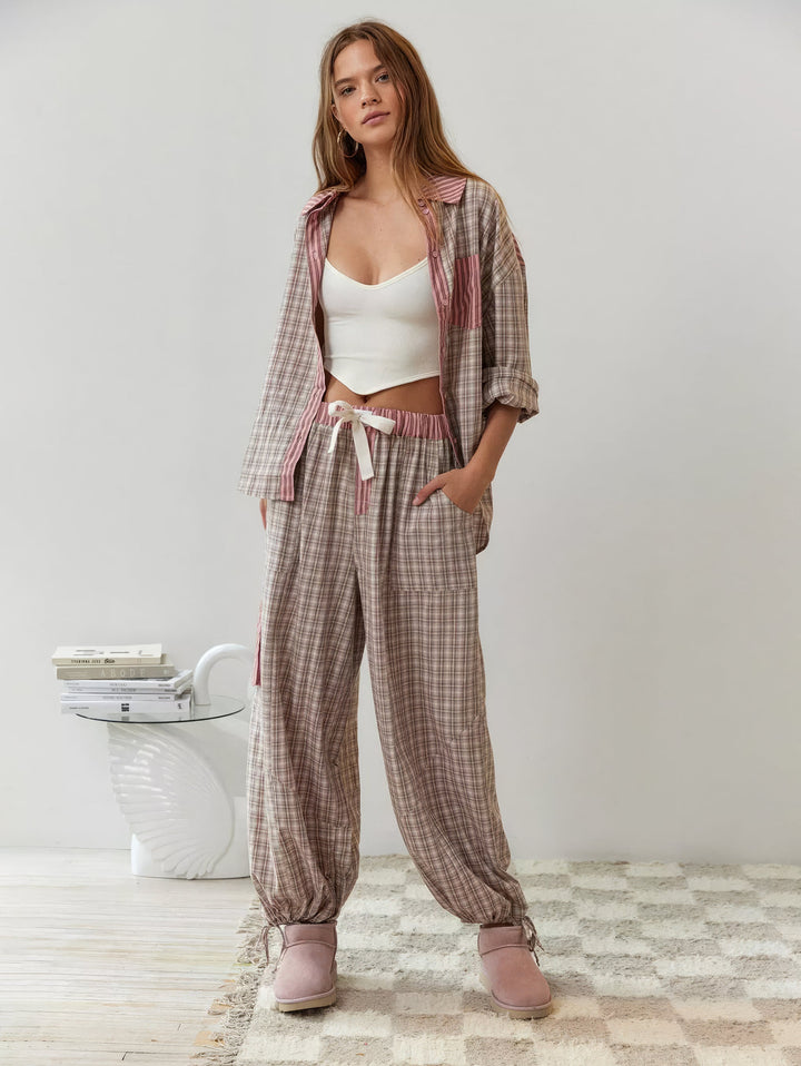 Pyjamassæt til damer med skjorte med knapper og bukser med elastisk linning