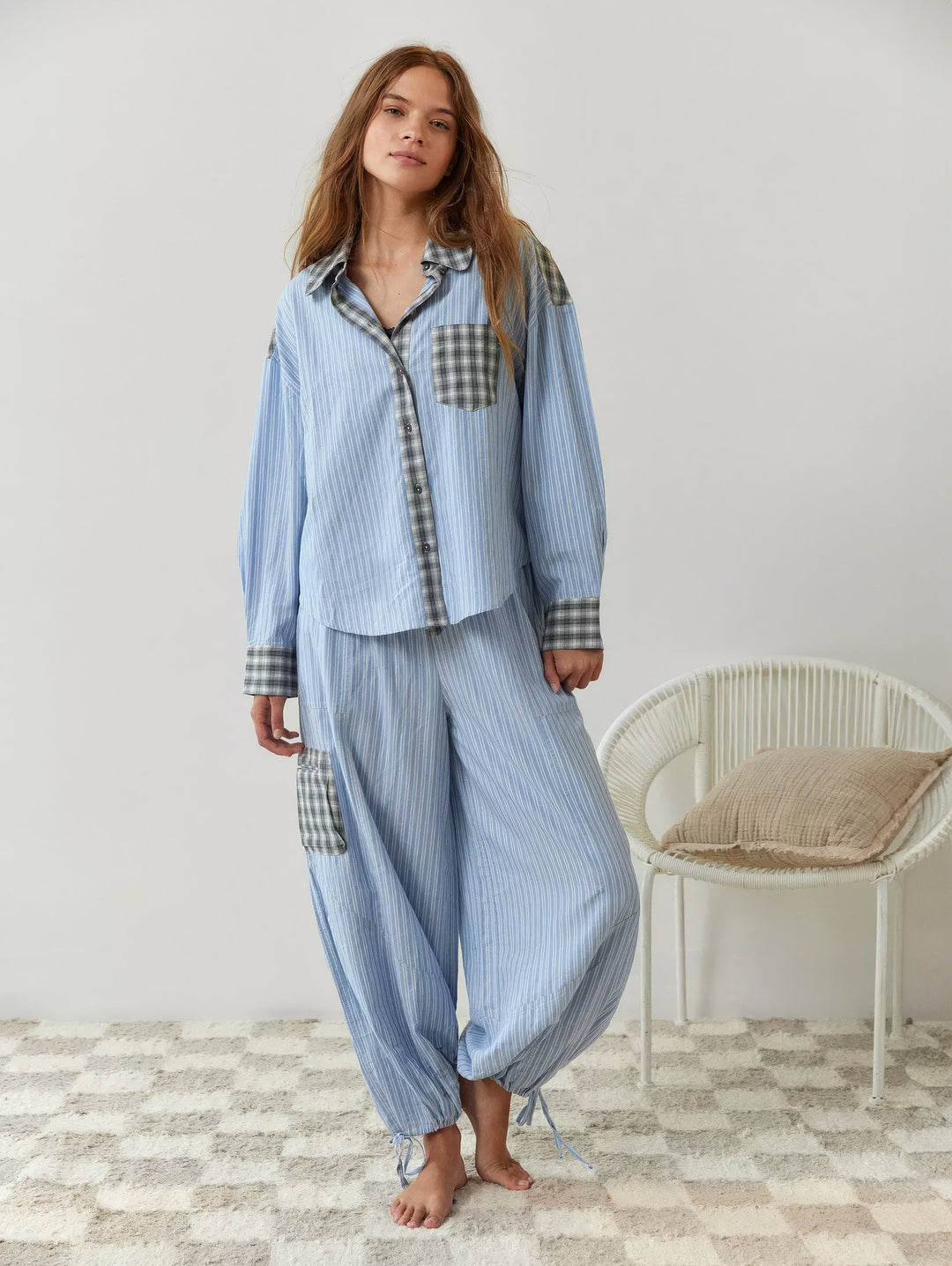 Pyjamassæt til damer med skjorte med knapper og bukser med elastisk linning