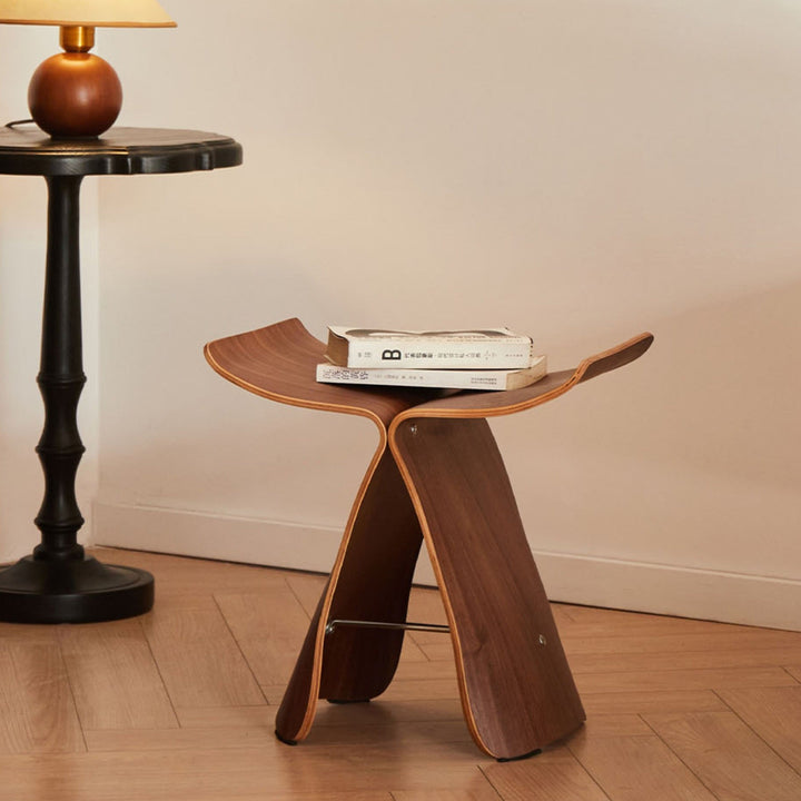 Elegant Sommerfuglestol – Tidløst Design til Stue og Entré