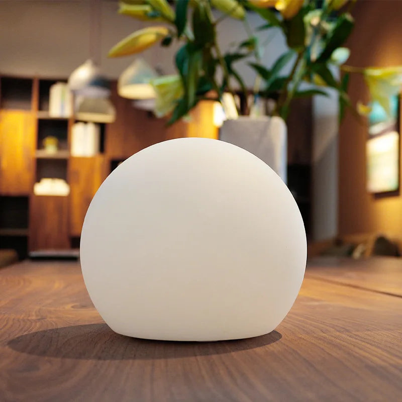 Farverig LED-bordlampe uden ledninger med fjernbetjening