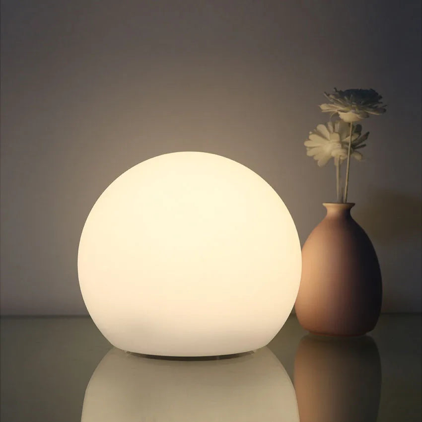 Farverig LED-bordlampe uden ledninger med fjernbetjening