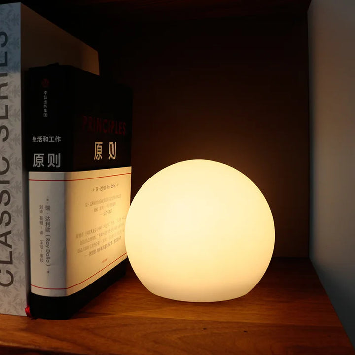Farverig LED-bordlampe uden ledninger med fjernbetjening