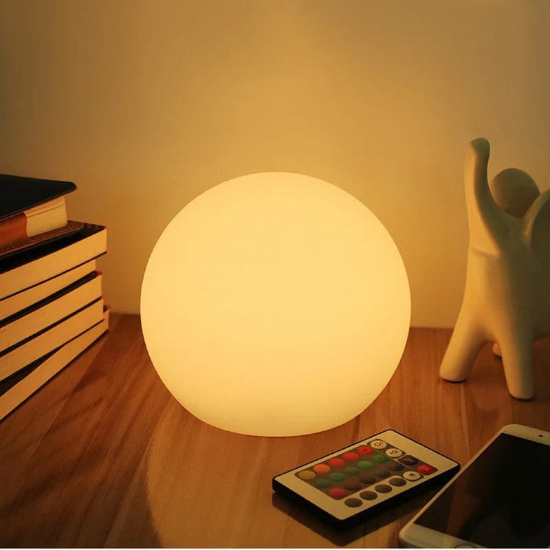 Farverig LED-bordlampe uden ledninger med fjernbetjening